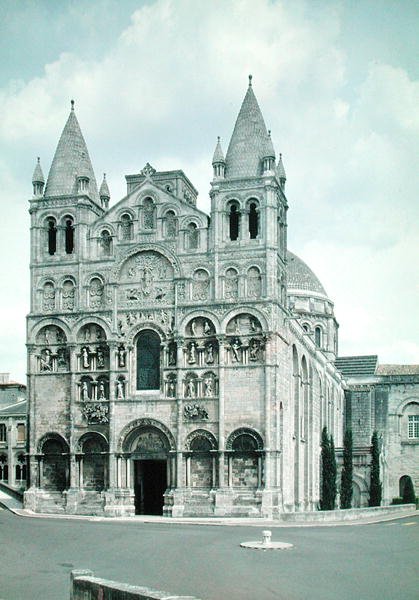 Utsikt over vestfasaden, bygget 1125-35 av French School