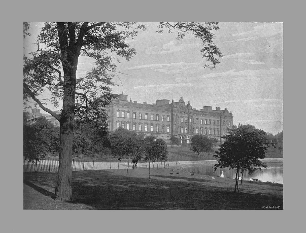 Buckingham Palace, London, ca 1900 av G. W. Wilson and Company