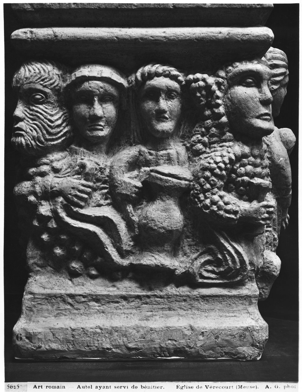Foran et alter brukt som en font som viser hoder, fra kirken Vericourt, Meuse (gipsavstøpning) av Gallo Roman