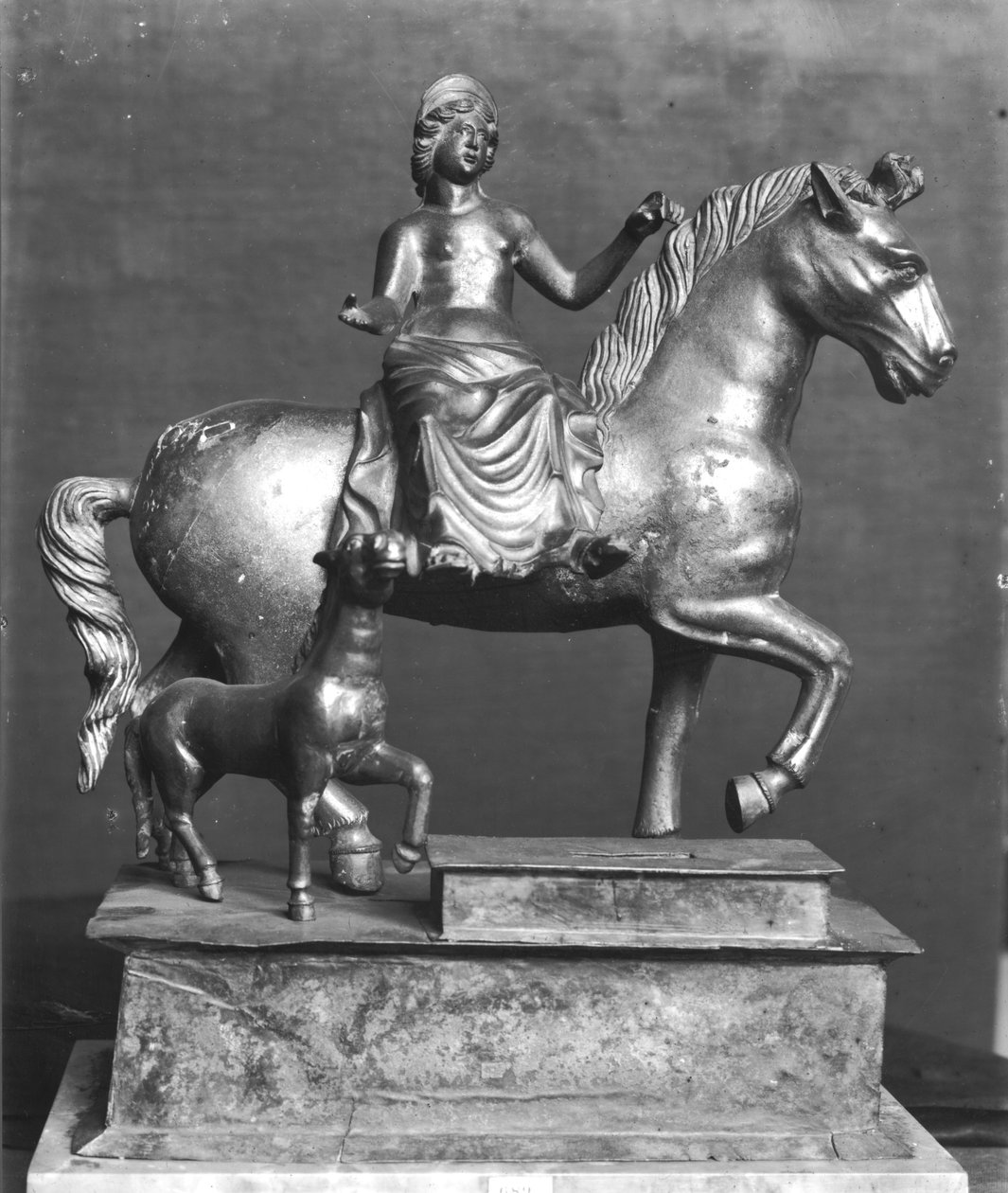 Statuett av Epona, gallisk gudinne, beskytter av hester, ryttere og reisende, fra La Sarrazine, Jura, ca. 50 f.Kr.-400 e.Kr. (bronse) av Gallo Roman