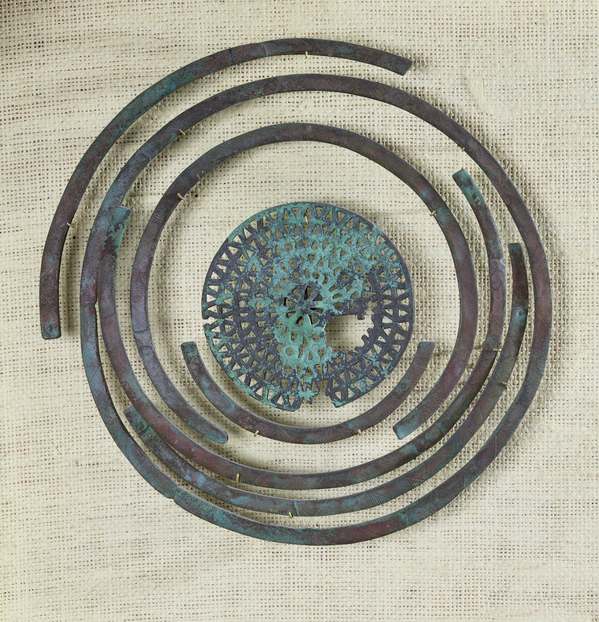 Smykker kjent som 'beskjedenhetens skjold', fra Cassard-tumulen ved Flagey, Hallstatt-sivilisasjonen (745-475 f.Kr.) (bronse) av Gaulish