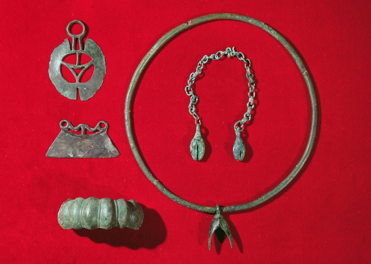 Halvsirkulær barberhøvel, rettkantet barberhøvel, armbånd med eggformet design, dreiemoment med anheng og en kjede med to anheng, 750-475 f.Kr. (bronse) av Gaulish