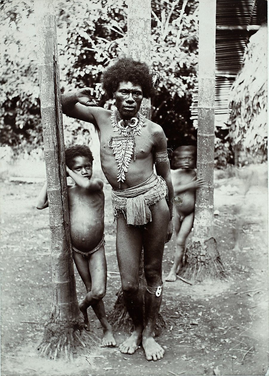 Mann og to barn, Papua Ny-Guinea, 1899 (gelatinsølvtrykk) av George Brown