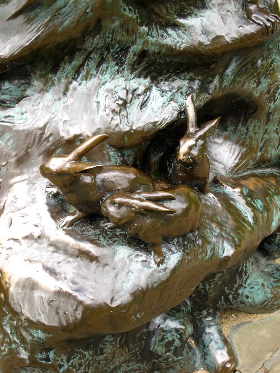 Kaniner, detalj fra Peter Pan-statuen, 1912 (bronse) av George James Frampton