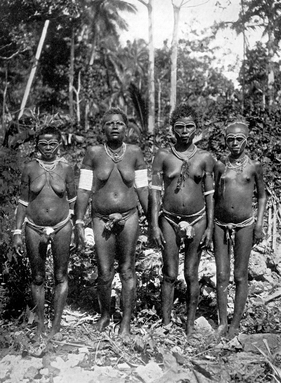 Kvinner i festivalantrekk, Melanesia, 1920. av George Brown