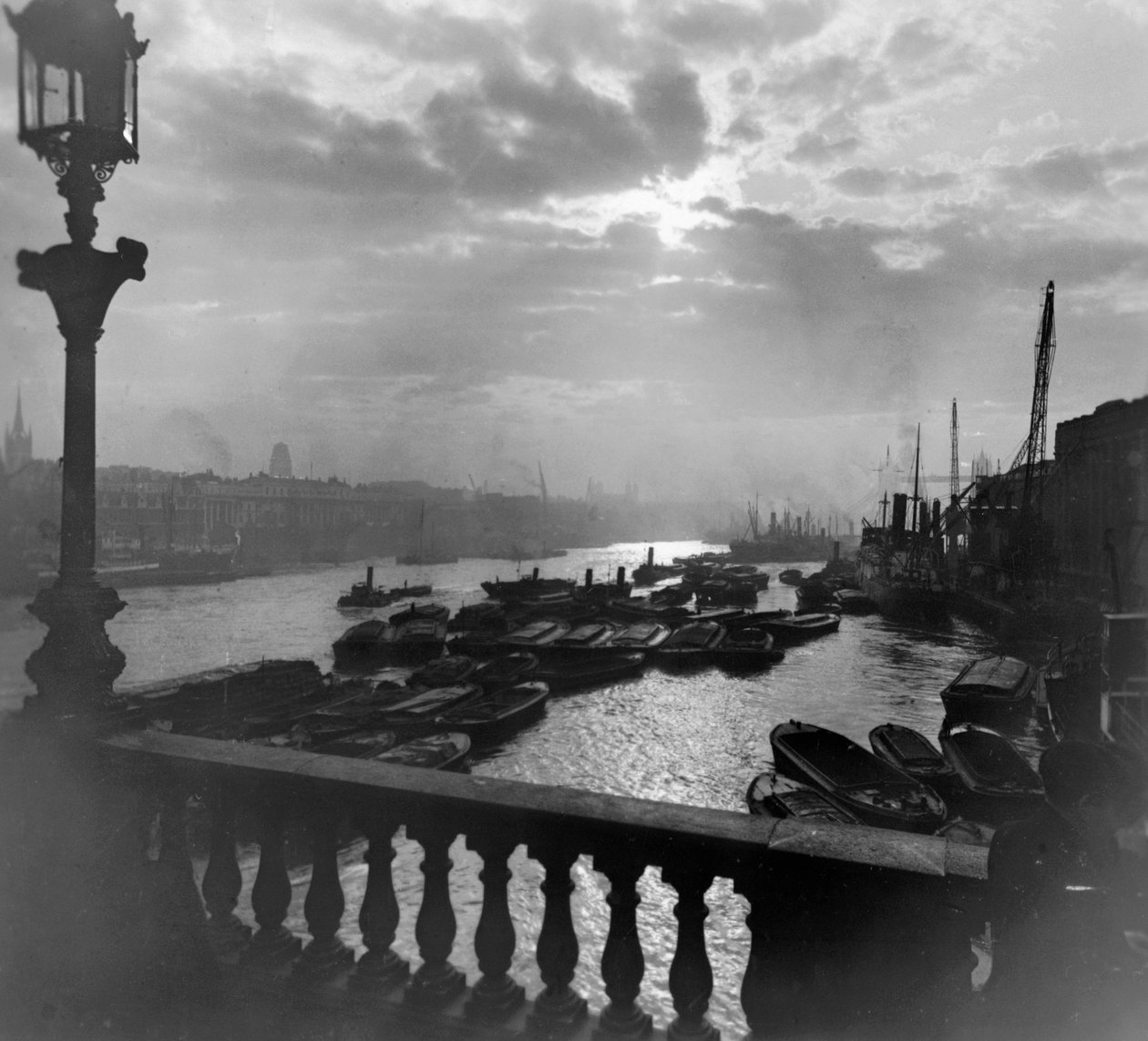 Nedstrøms fra London Bridge av George Davison Reid