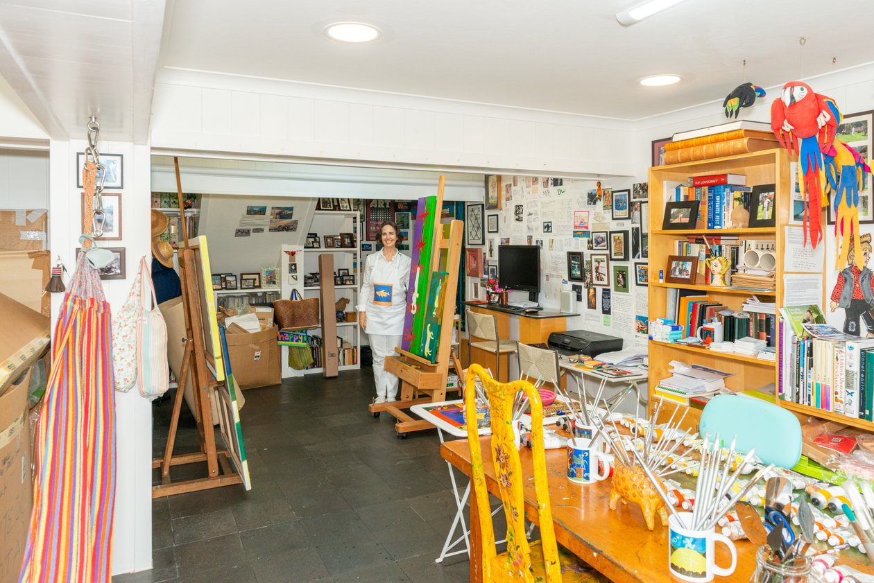 Cristina Rodriguez i studioet hennes, 2022 av Bartolome Esteban and studio Murillo