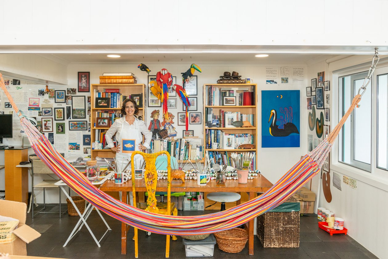 Cristina Rodriguez i studioet hennes, 2022 av Bartolome Esteban and studio Murillo