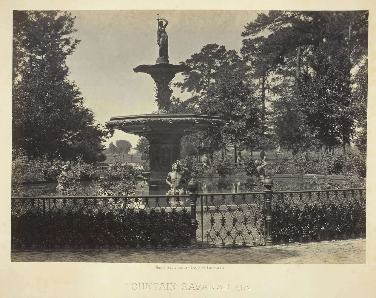 Fountain, Savannah, GA, 1866. av George N. Barnard