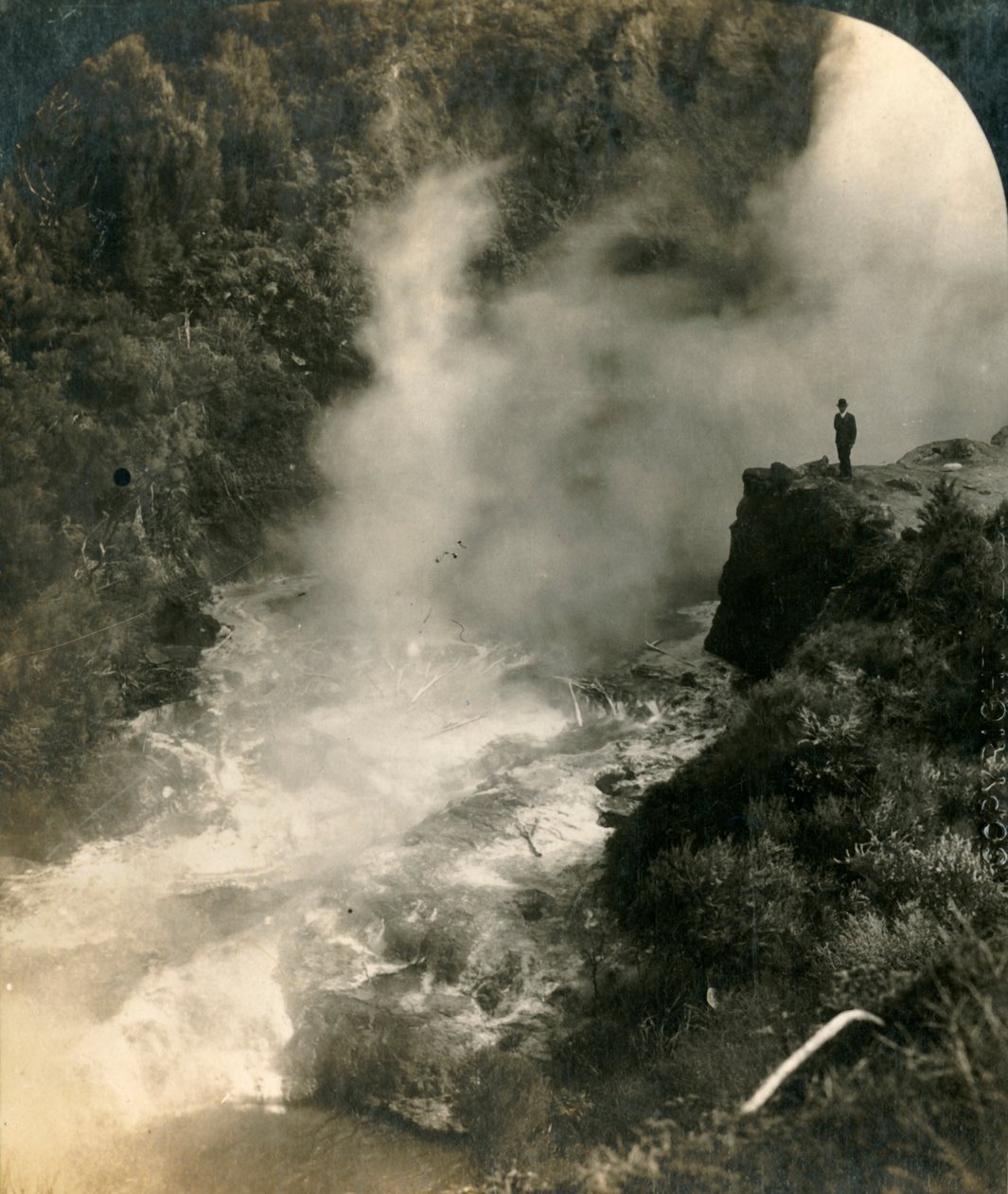 Champagnekjele, Wairakei, New Zealand, c1909. av George Rose