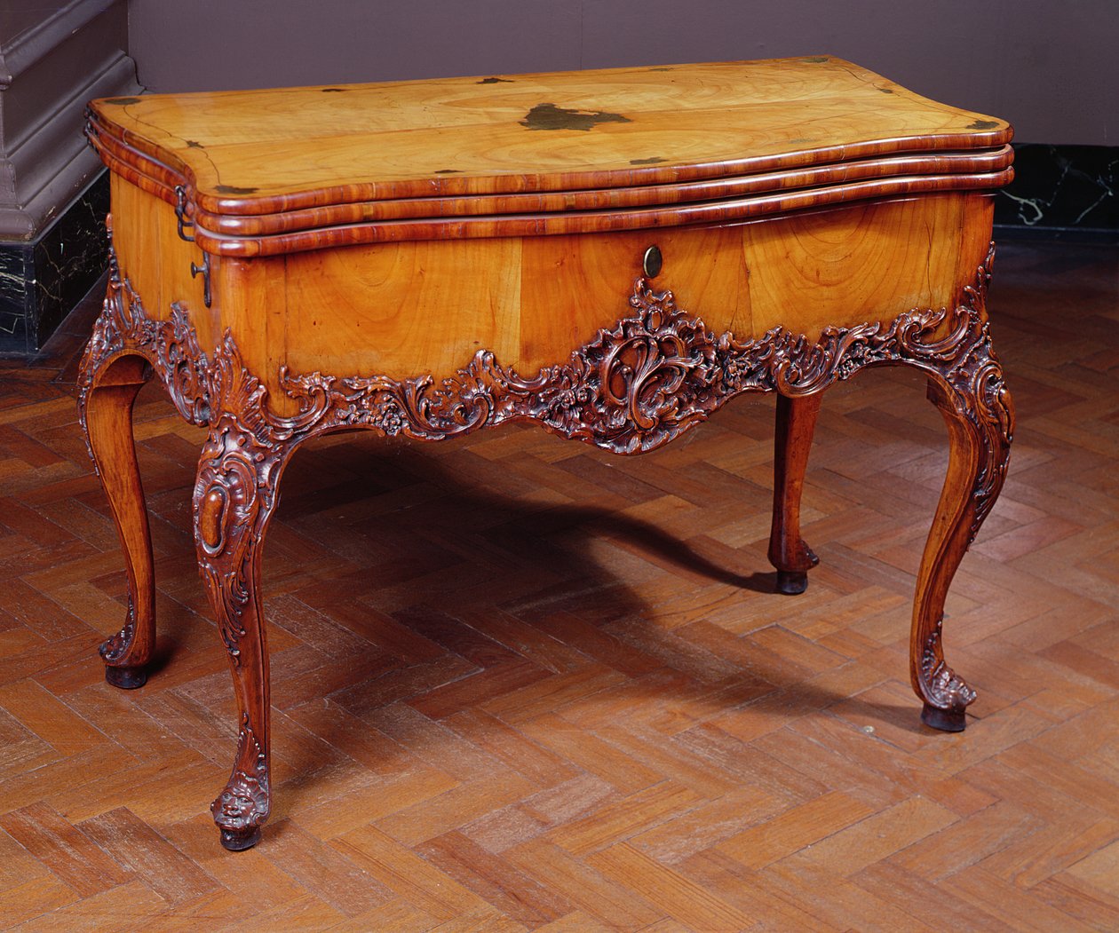 Utskåret kort- eller spillebord, av David Roentgen, 1743-1807, tysk (mahogni) av German School