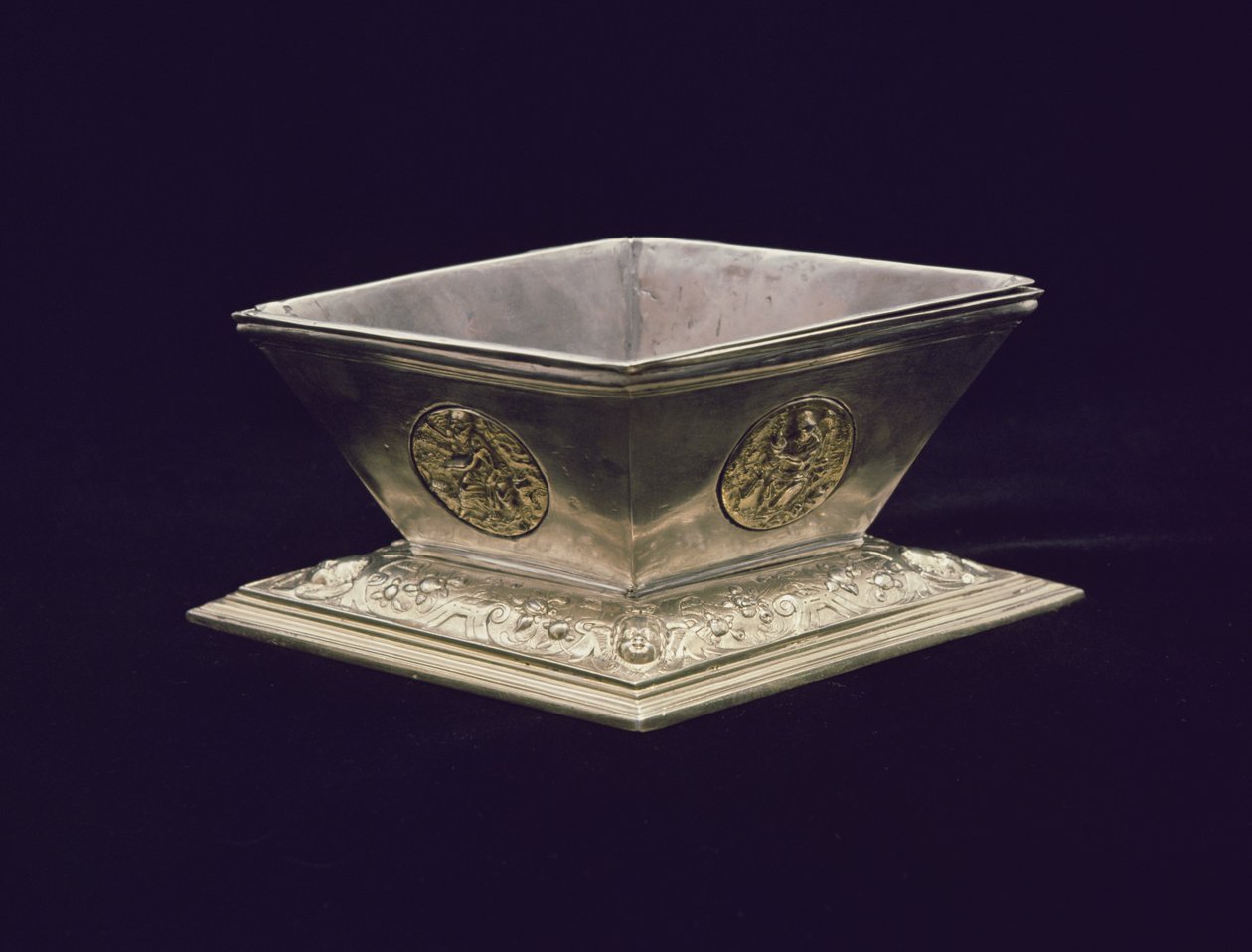 Saltfat, etter Peter Flotman, Nürnberg, 1550 (sølv og pakkeforgylt) av German School