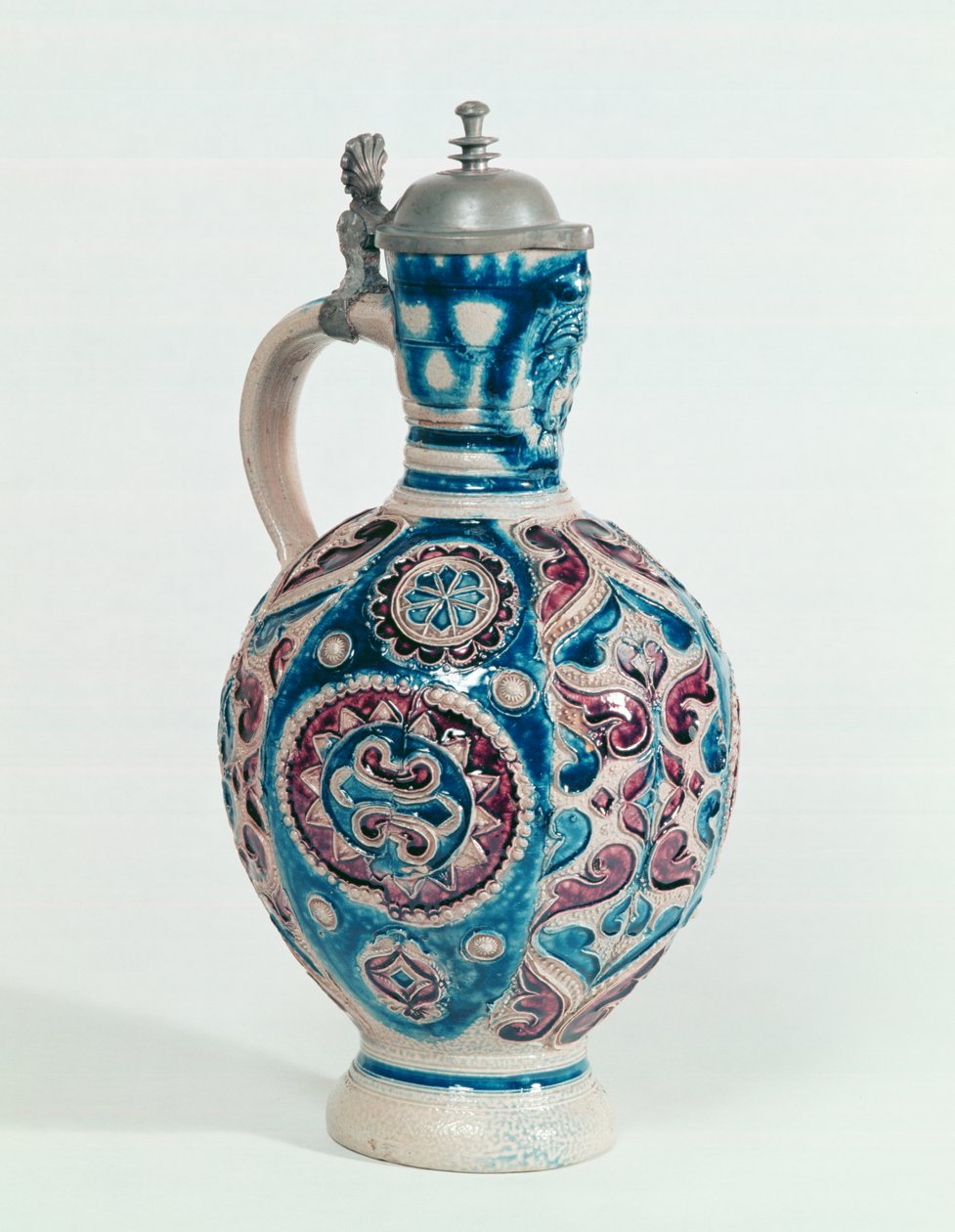 Westerwald kanne, ca. 1640-60 (steintøy med støpt dekor) av German School