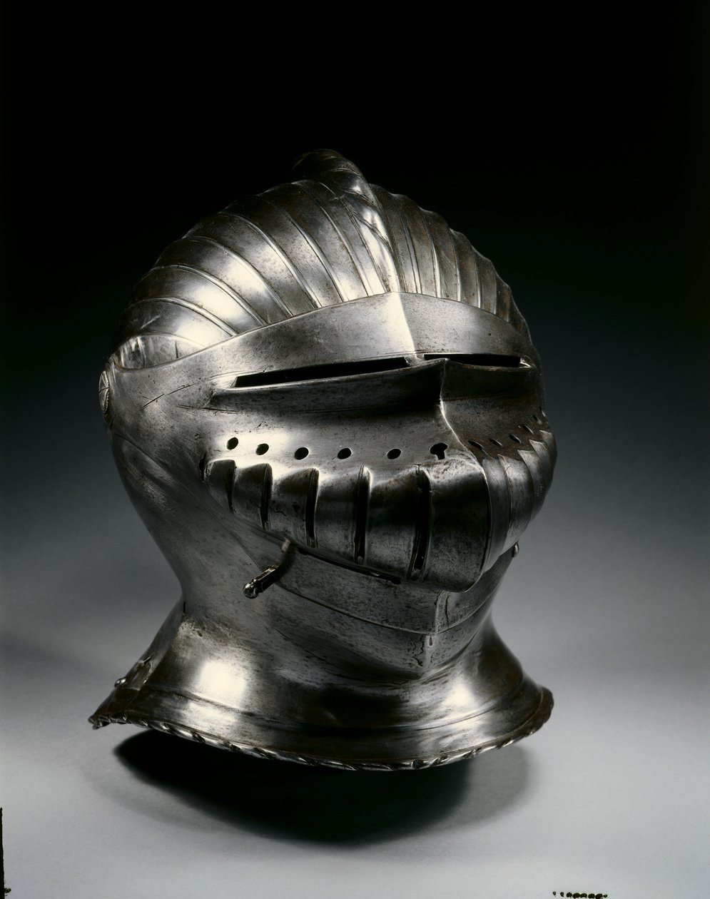 Tett hjelm i Maximilian-stil, c.1510-30 av German School