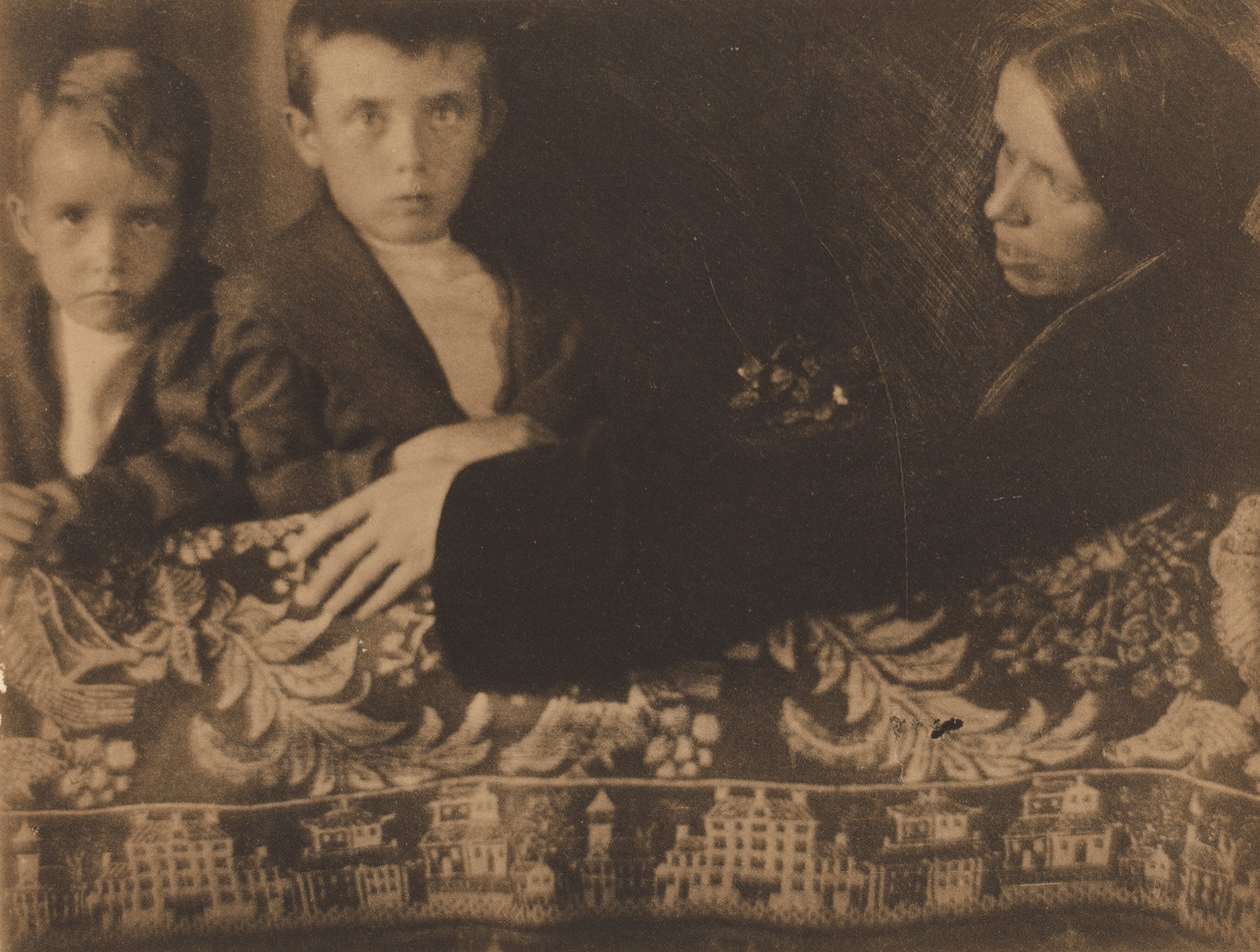 Familiegruppe (Mrs. White, Maynard og Lewis) av Gertrude Käsebier