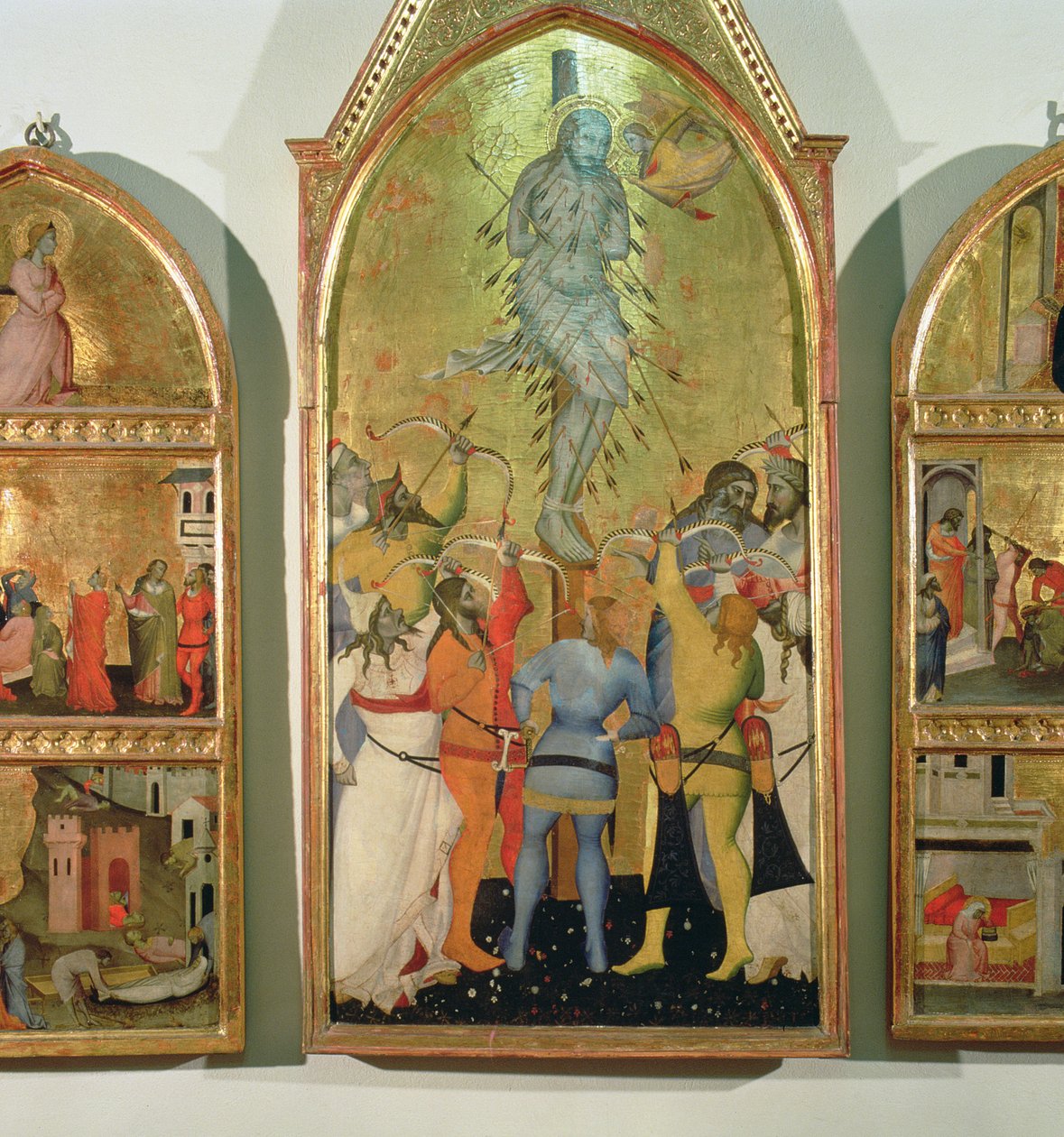 The Martyrdom of St. Sebastian, detalj på sentralpanelet som viser helgenen som ble skutt med piler tempera på paneldetalj fra 94768 av Giovanni di Niccolo del Biondo