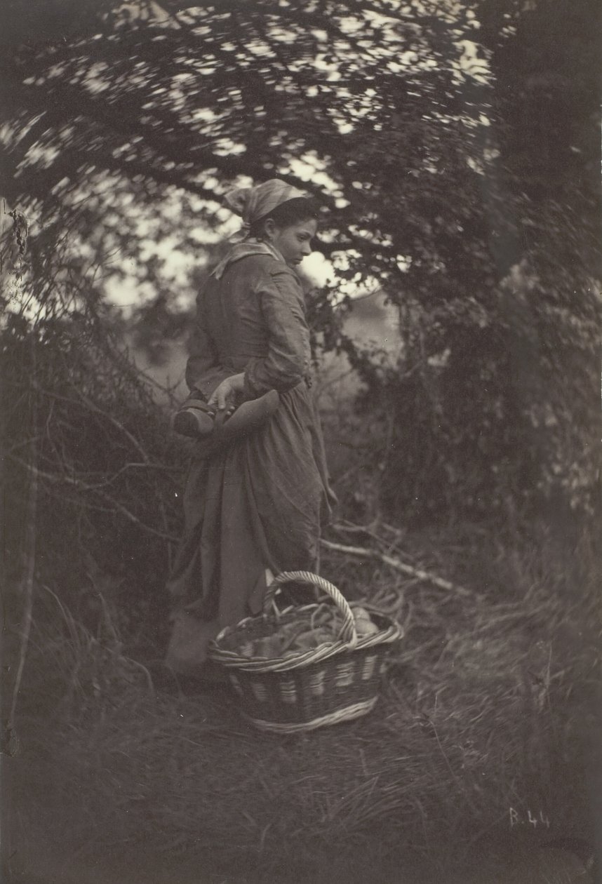 Kvinne som står med kurv på bakken, 1870. av Giraudon