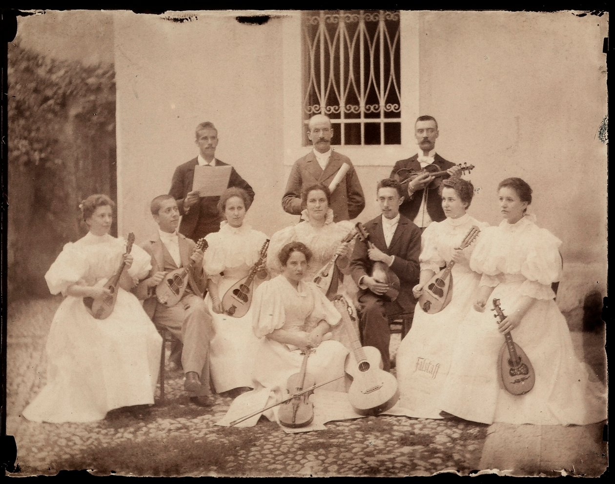 Gruppeportrett av sittende musikere, ca. 1900 av Giuseppe Wulz