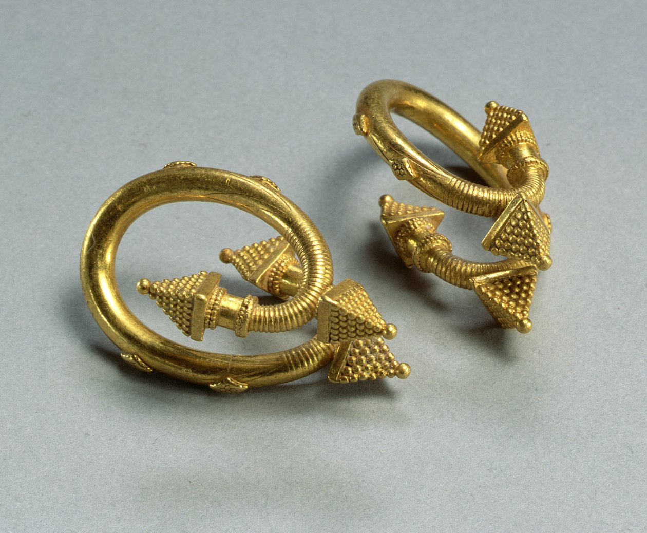Et par spiraløredobber, ca. 450-400 f.Kr. (gull) av Greek