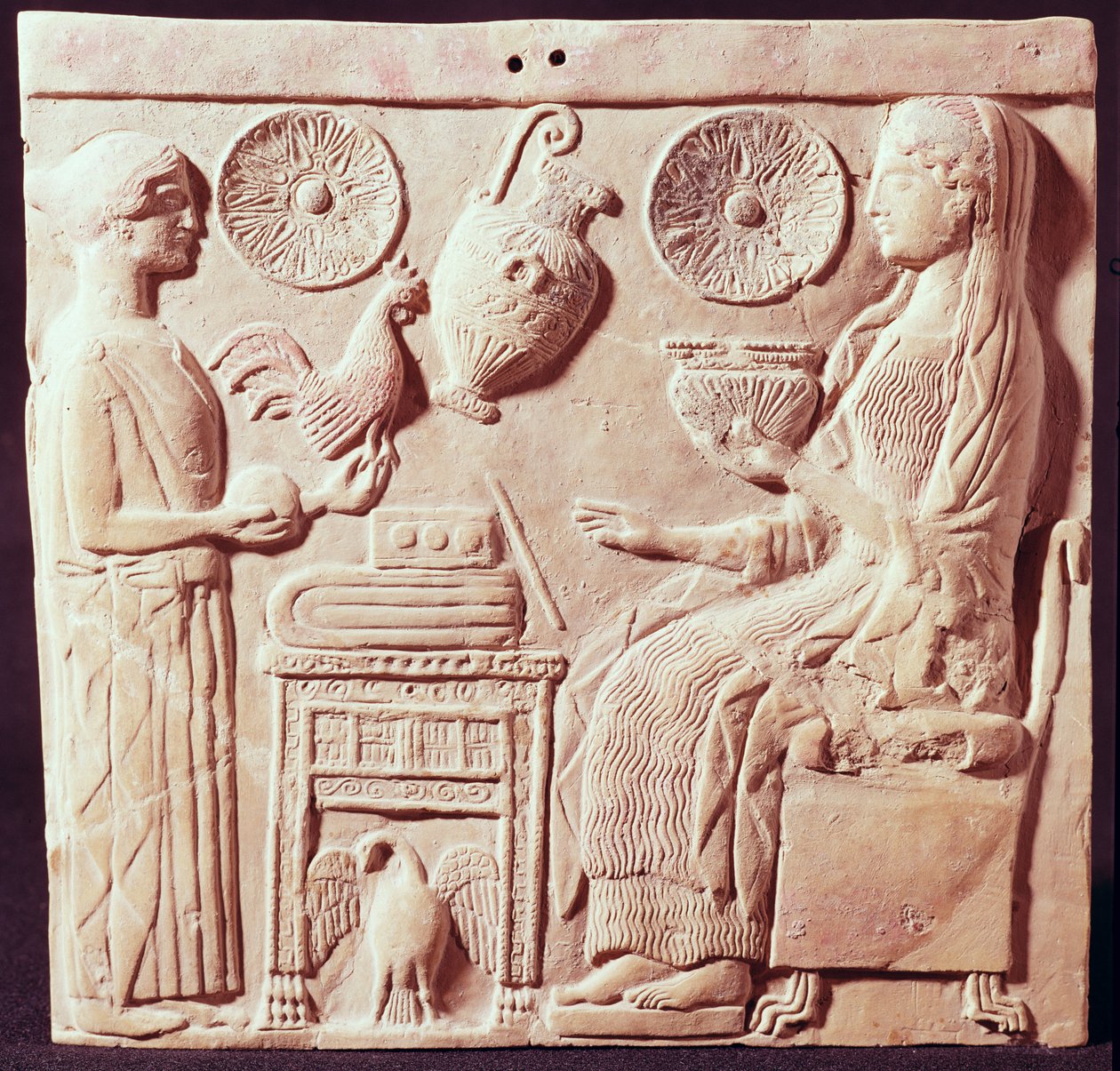 Plakett som viser en kvinne som tilbyr gaver til en sittende kvinne, fra Locres, ca. 450 f.Kr. av Greek