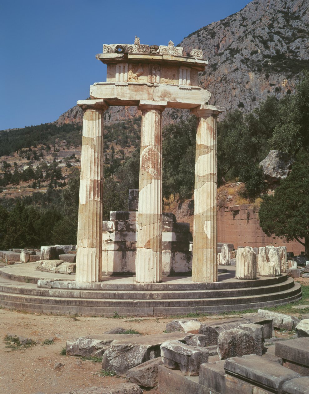Utsikt over tholos-tempelet ved Sanctuary of Athena Pronaia av Greek