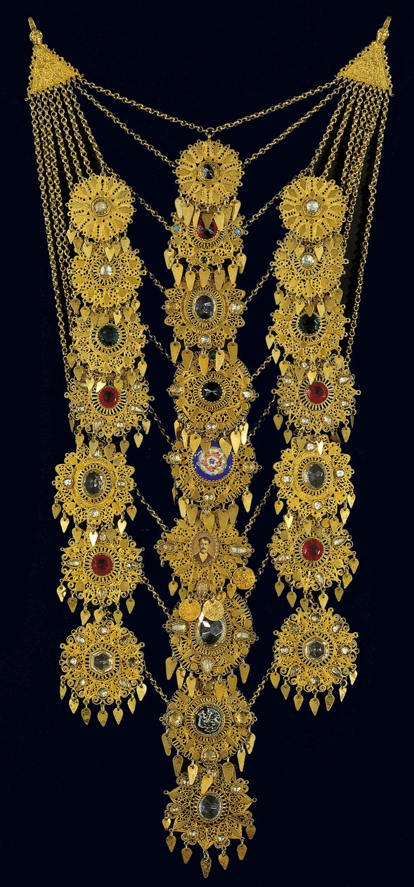 Pectoral kjedepynt båret av en brud, fra Attiki (forgylt sølv, filigran, turkis og glassperler) av Greek School
