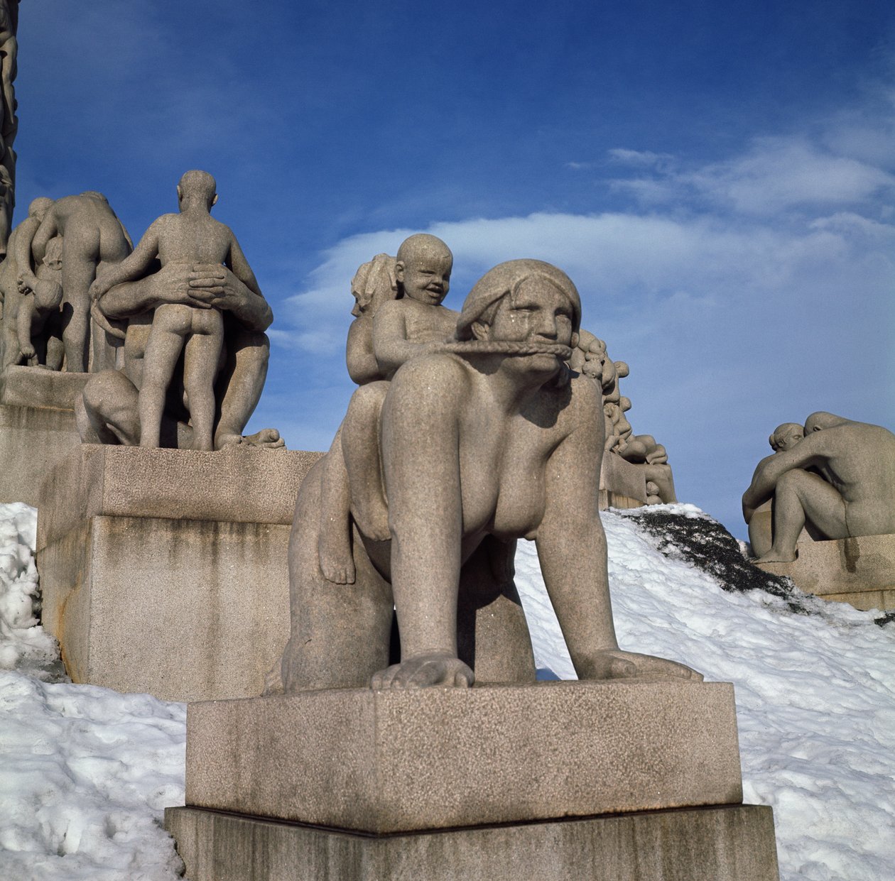 Morskap, eller kvinne med to barn som rir på ryggen (granitt) av Gustav Vigeland