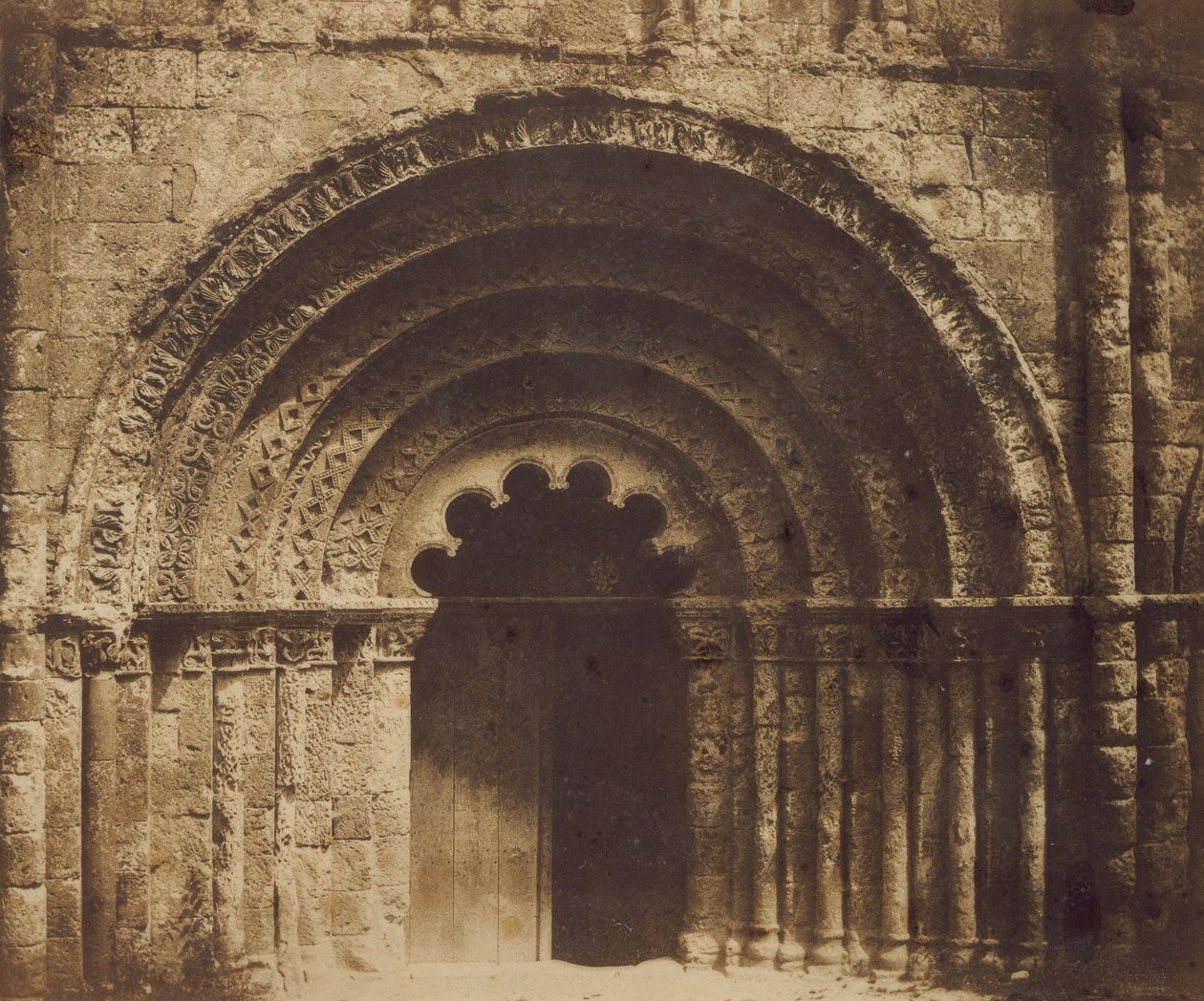 Midtportalen til Aubeterre, 1851. av Gustave Le Gray