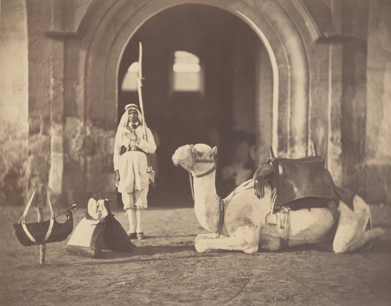 [Soldat og militær kamel], 1866. av Gustave Le Gray