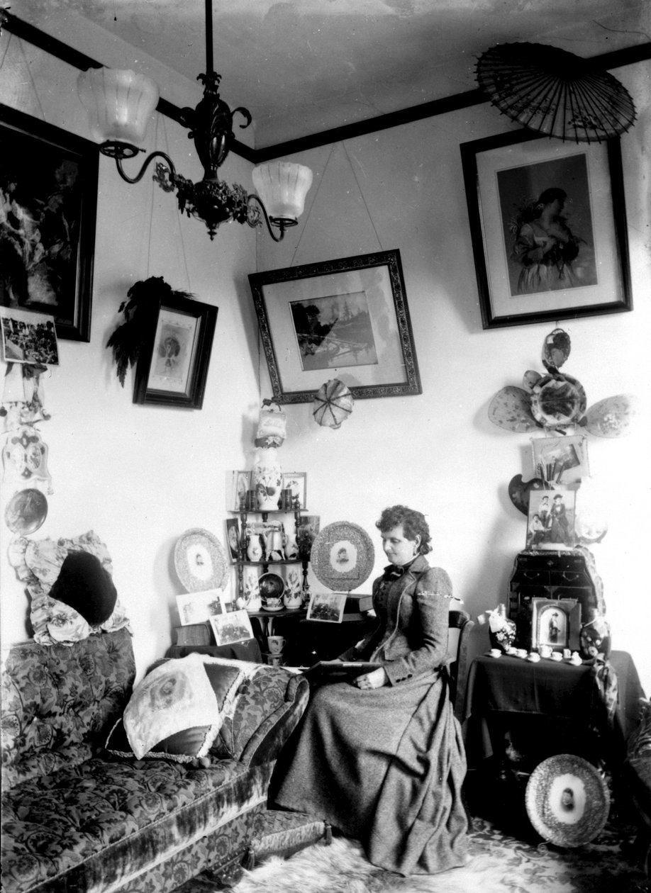 Hannah Maynard hjemme, ca. 1890 (bw-bilde) av Hannah Maynard