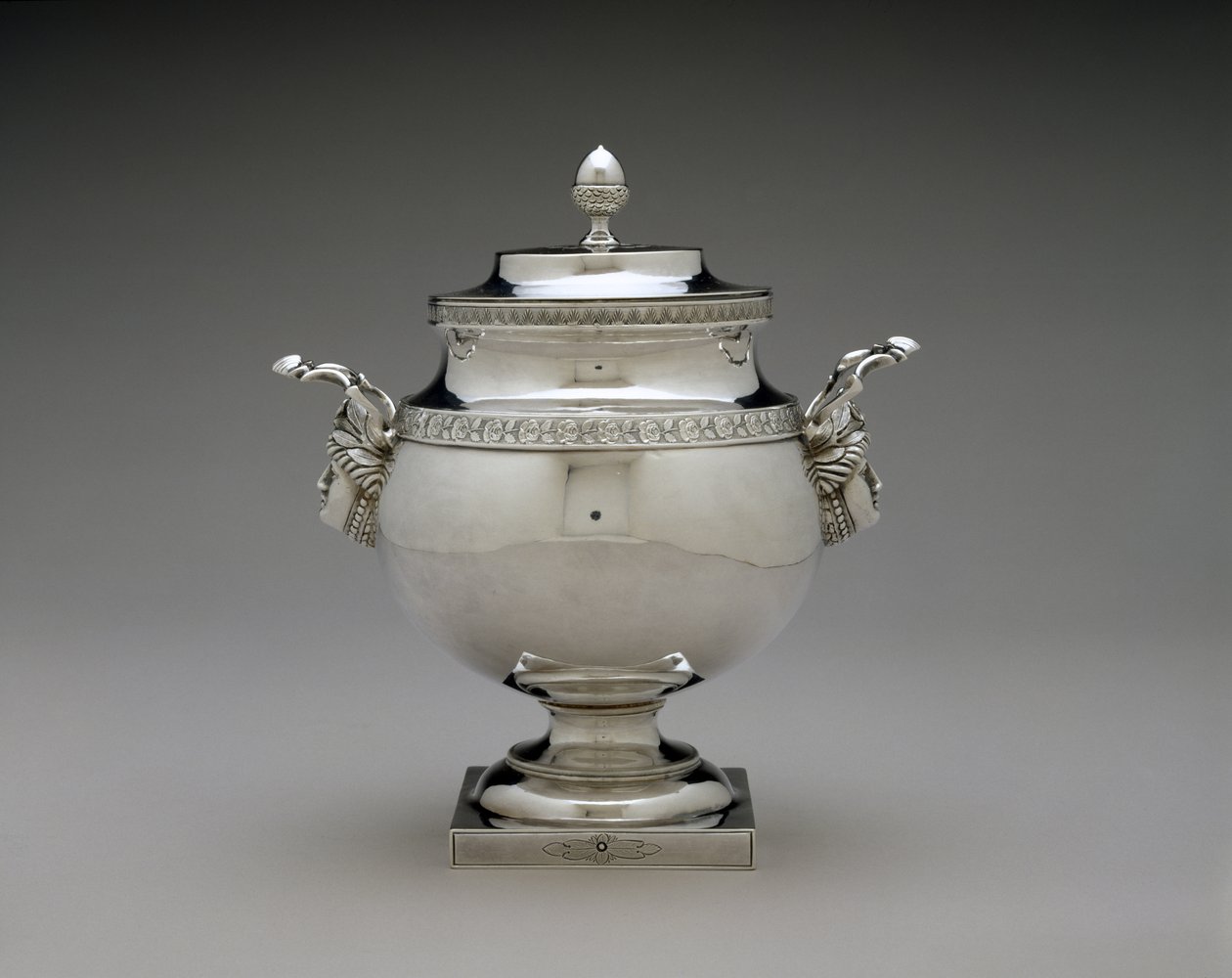 sukkerbolle, ca. 1810-1835 (sølv) av Harvey Lewis