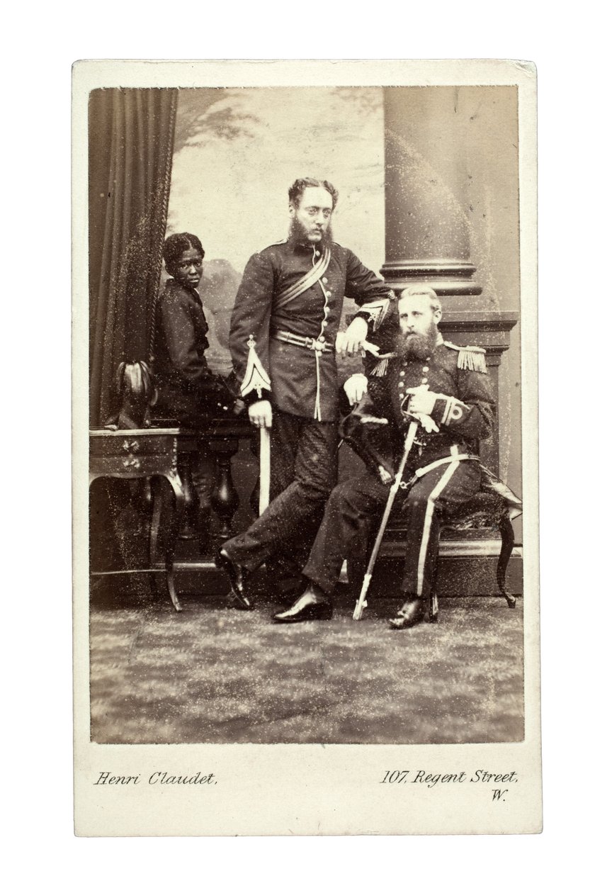 Offiserer med en gutt, London, 1870-tallet (albumtrykk) av Henri Claudet