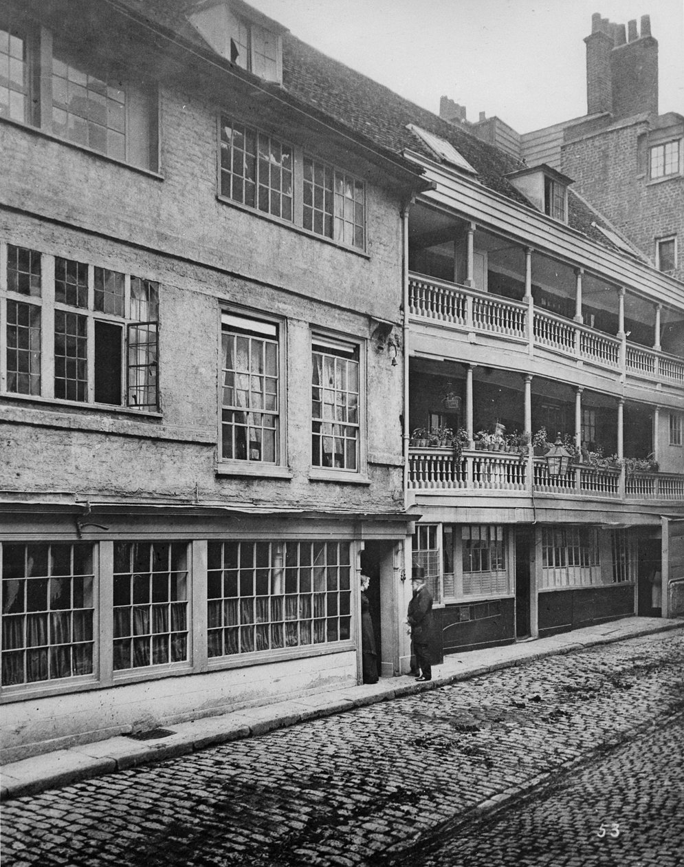 The George Inn Yard, Southwark, ca. 1881 av Henry Dixon
