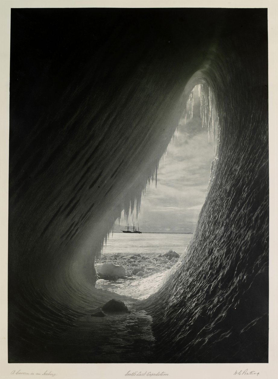 En hule i et isfjell; Scotts Last Expedition, The British Antarctic Expedition av Herbert Ponting