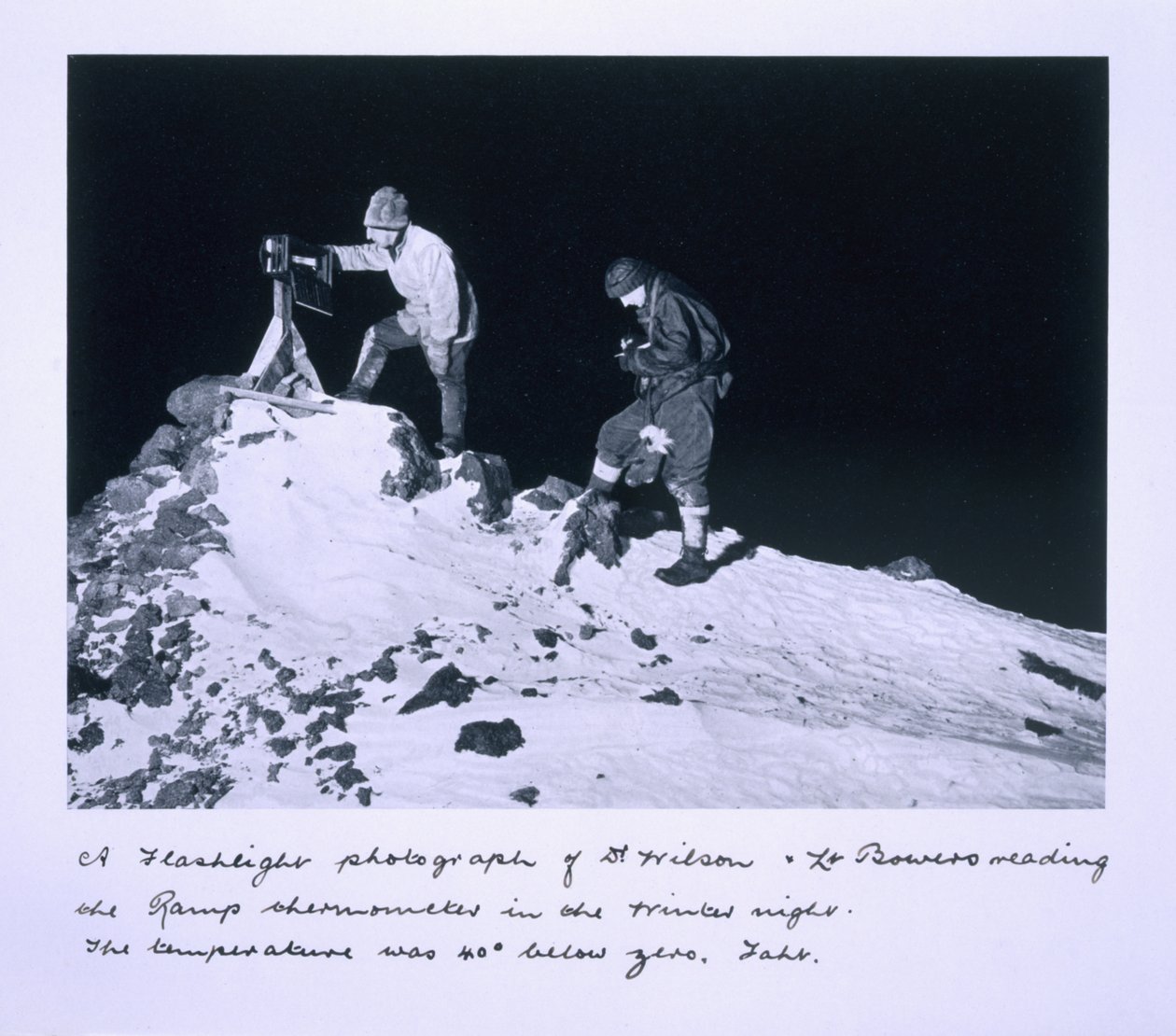Et lommelyktfotografi av Dr. Wilson og Lt Bowers som leser rampetermometeret. Temperaturen var 40 grader under null Farenheit, fra 