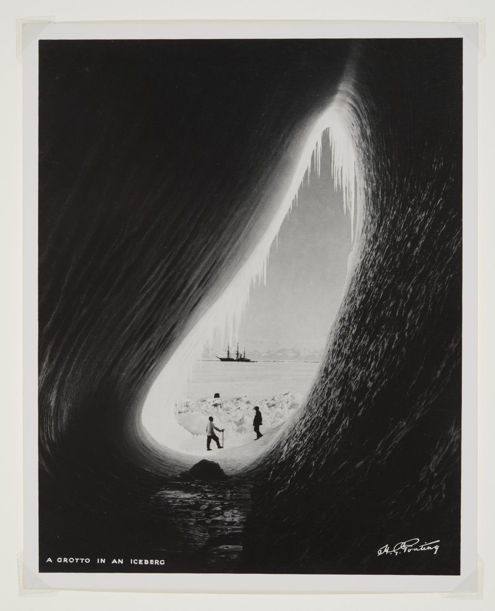 En grotte i et isfjell (bromidtrykk) av Herbert Ponting