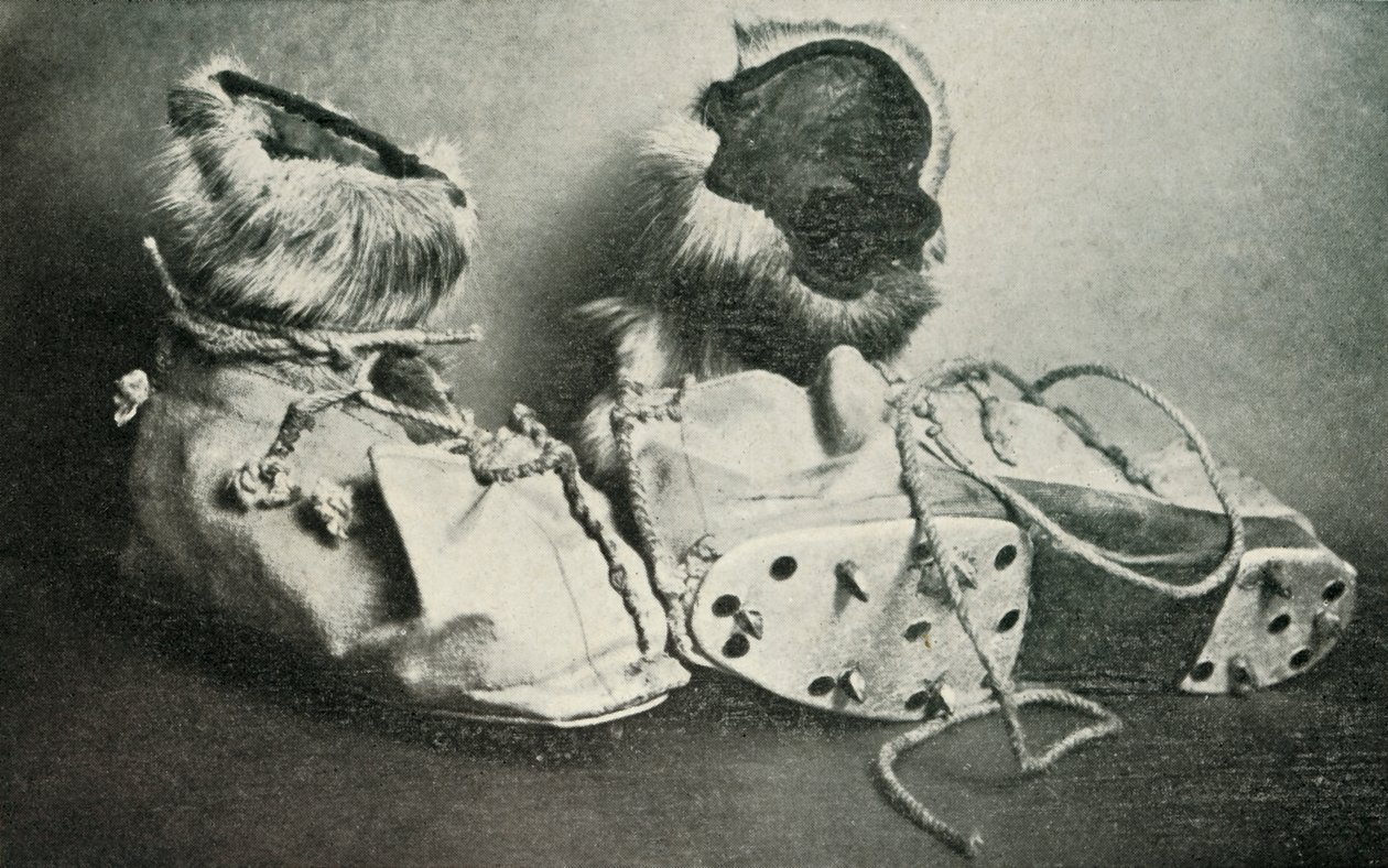 Finnesko with Crampons, c19101913, 1913 av Herbert Ponting