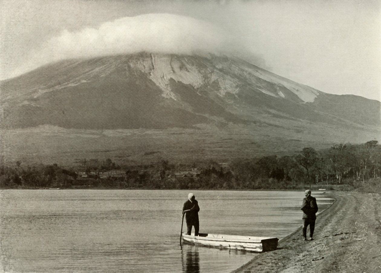 Fuji fra Three-Days-Moon Lake, 1910. av Herbert Ponting