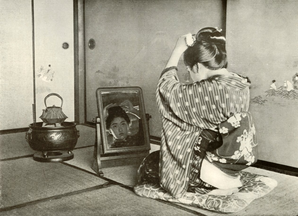 Prinking Up for the Day, 1910. av Herbert Ponting