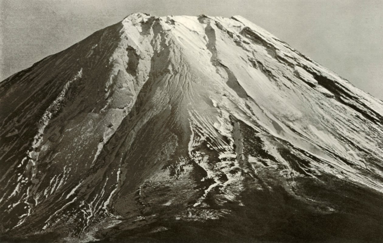 The Crest of Fuji, 1910. av Herbert Ponting
