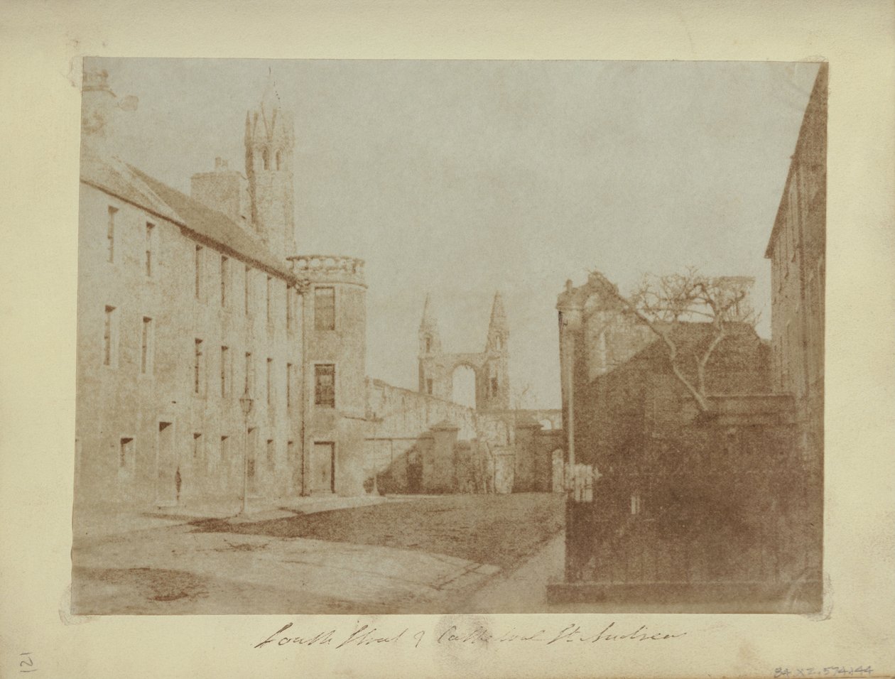 East End of South Street, St. Andrews, med katedralruinene i det fjerne av Hill and Adamson