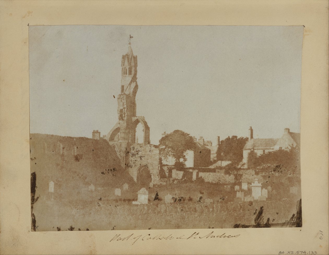 West End of St. Andrews og Cathedral Precinct fra nordøst av Hill and Adamson