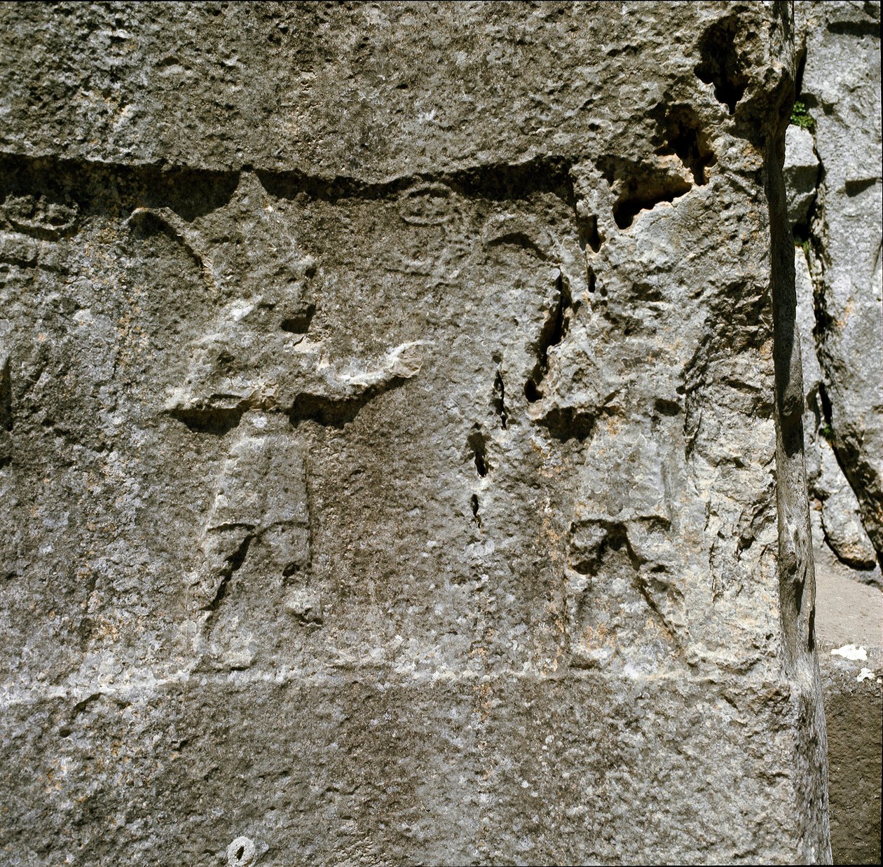 Lavt relieff med to tegn. Rundt 1250-1220 f.Kr. av Hittite