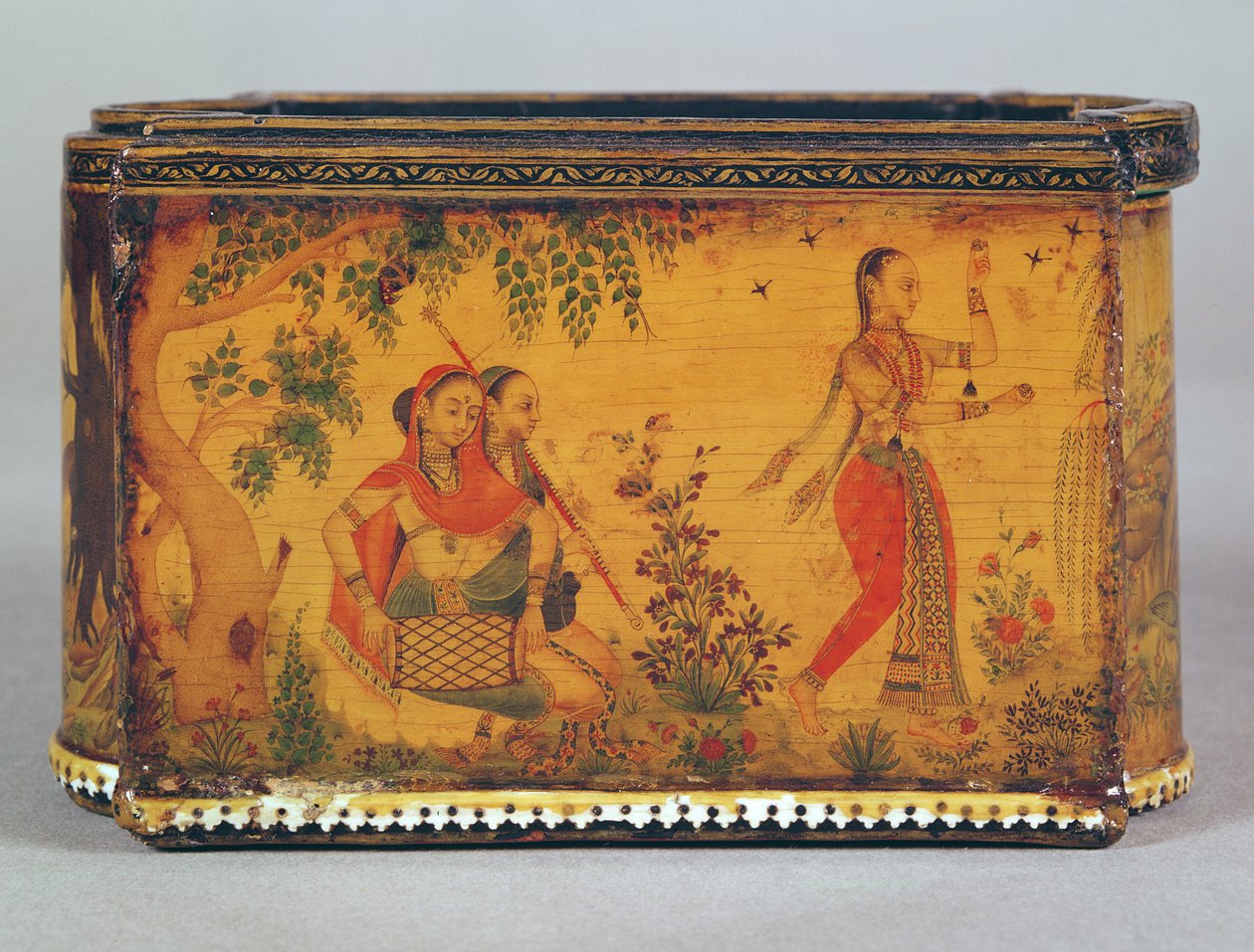 Malt og lakkert boks med frynser i elfenben, Deccani, ca. 1660 (papirmache) (se også 99496) av Indian School