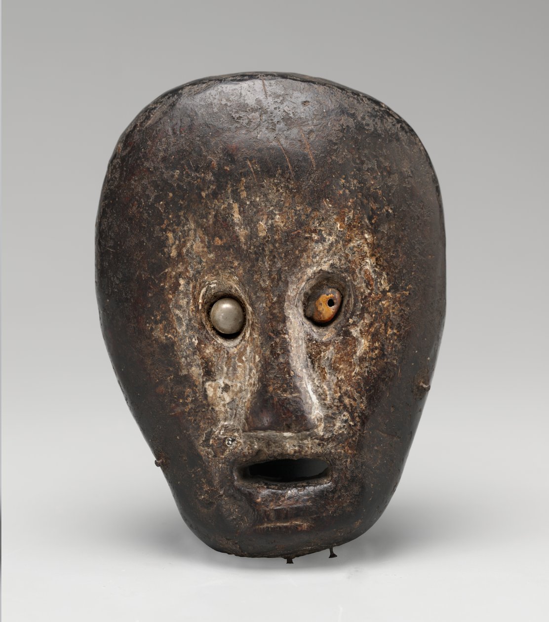 Seremoniell maske (biola) av Indonesian School