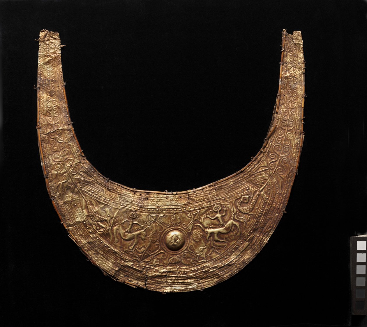 Halvmåneformet ornament (tobelo) av Indonesian School