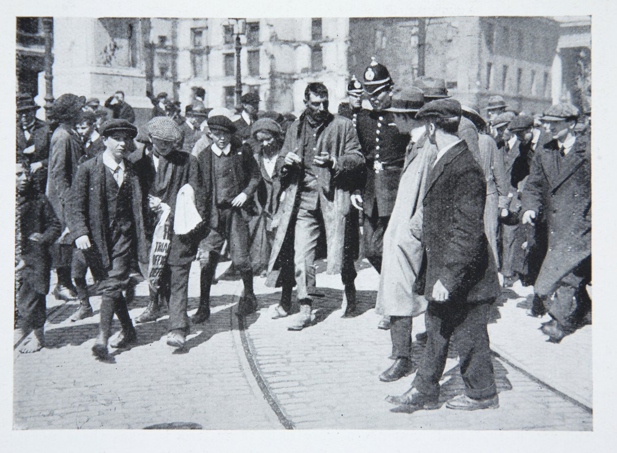 Overfylt gate under opprøret, fra An Illustrated Record of the Sinn Fein Revolt in Dublin, april 1916 av Irish Photographer