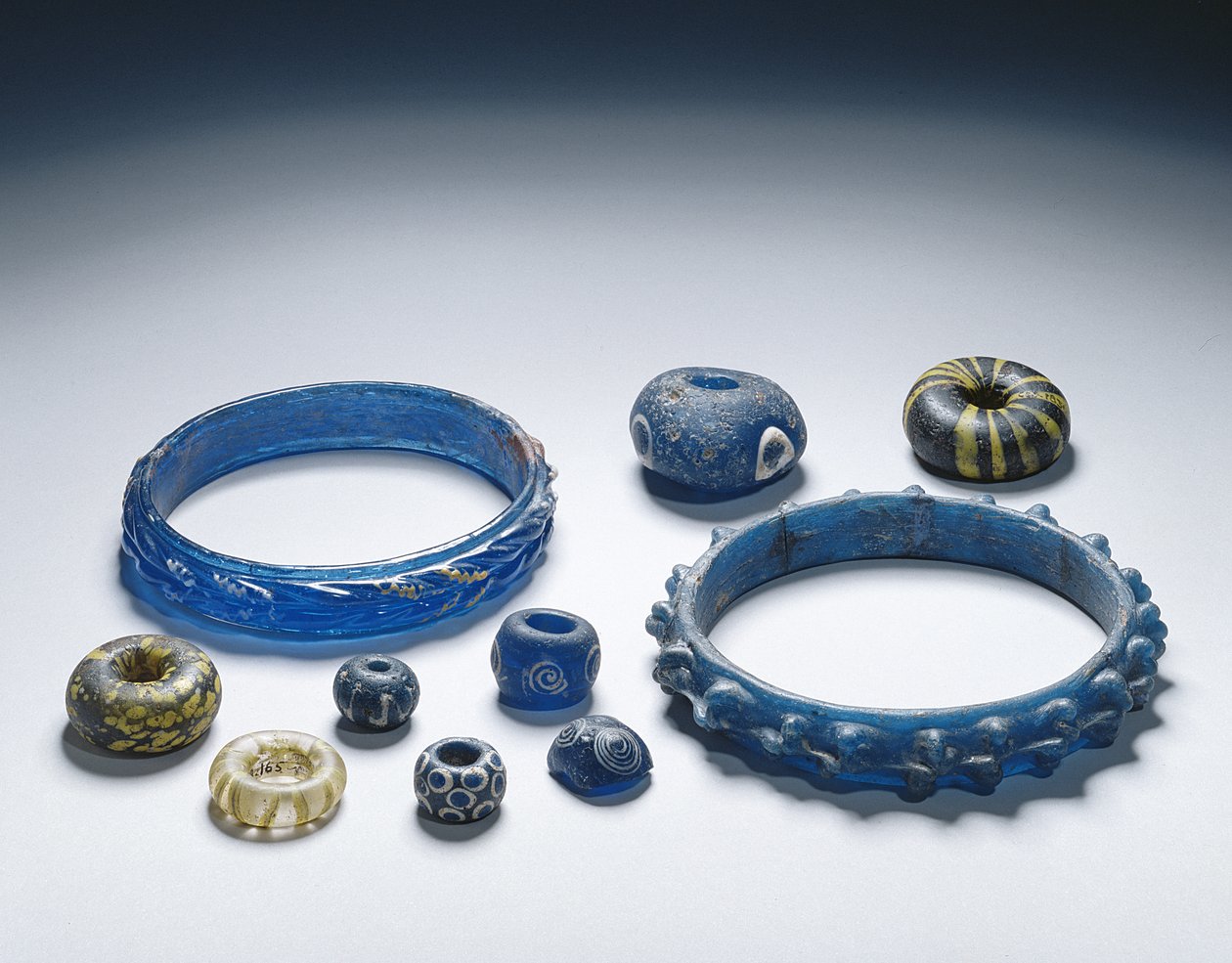 Armbånd og perler, jernalder (glass) av Iron Age