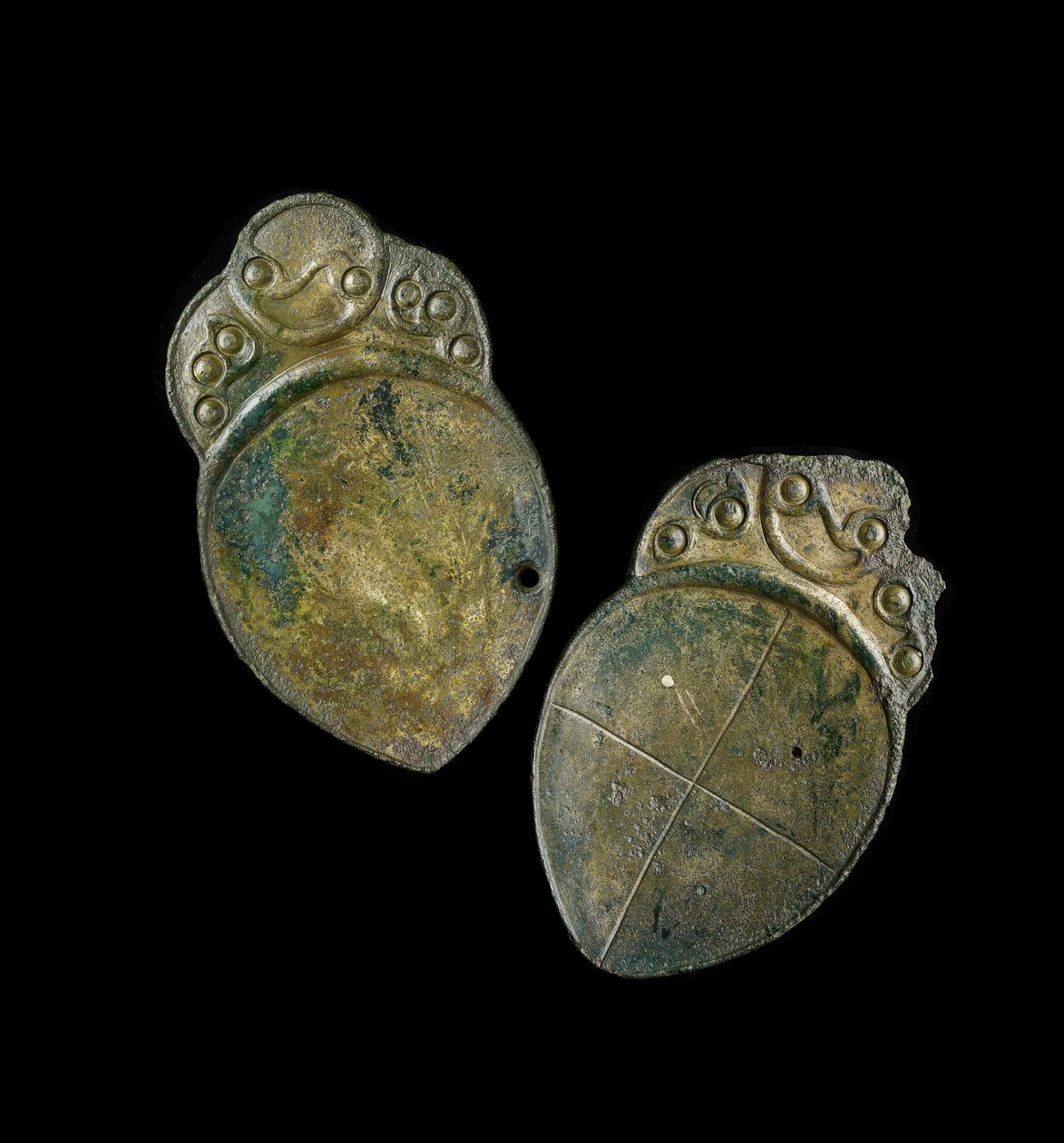 Et par skjeer med støpt dekorasjon, fra et sted i Penbryn, Ceredigion, Wales, jernalder (støpejern) av Iron Age