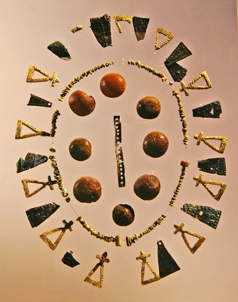 Deler av kvinneklær av Iron Age